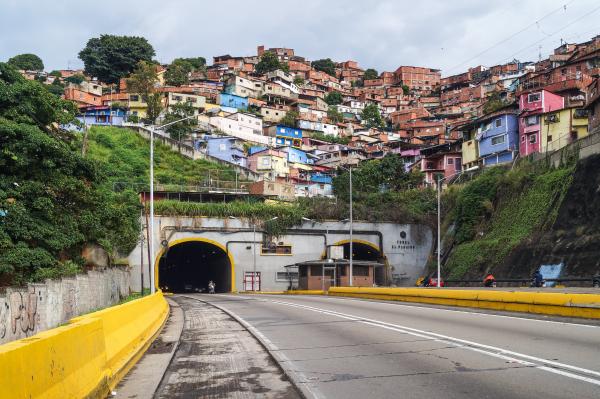 Ambulancia conducida por GNB provocó accidente frente al túnel La Planicie (Video)