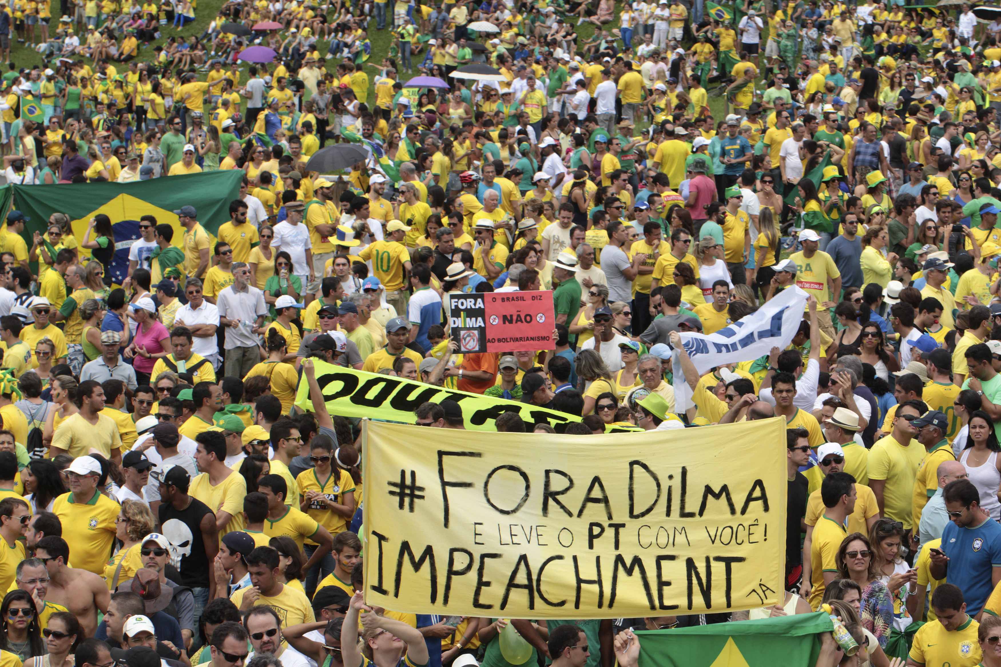 Gobierno de Rousseff insta al diálogo tras unas multitudinarias protestas