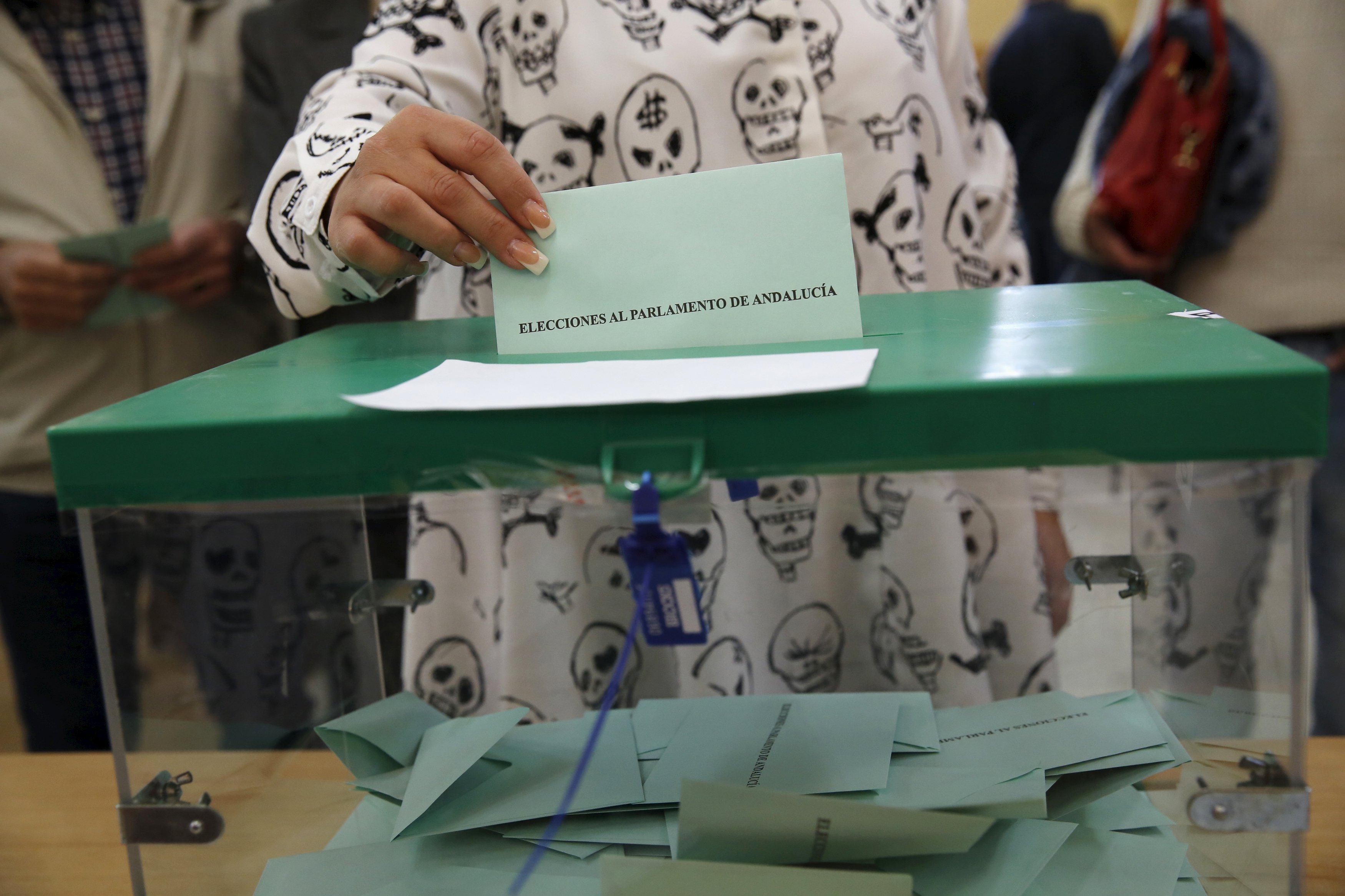 Andalucía acude a las urnas y pone a prueba el nuevo escenario político de España