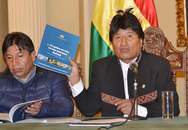 Evo Morales destituye a su ministro de Defensa y ofrece disculpas a Chile