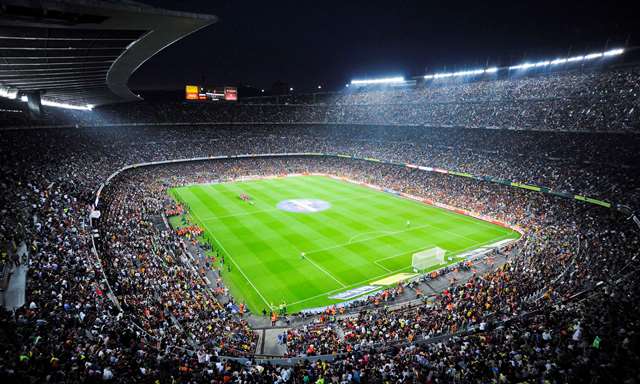 El Camp Nou pita al himno de la “Champions”