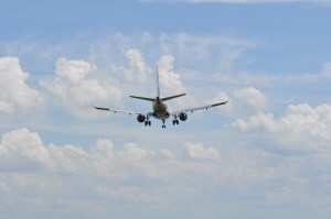 Aviones comerciales podrían recargar combustible en vuelo con “gasolineras volantes”, según estudio