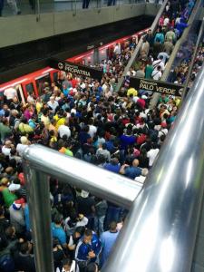 Desorden en la estación Chacao por mala planificación del Metro de Caracas (Fotos + video)