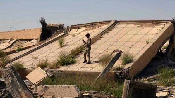 La tumba de Sadam Husein, destruida en los combates de Tikrit