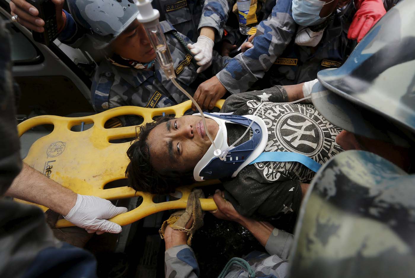 Pemba Lama, el joven de 15 años que sobrevivió cinco días entre los escombros de Nepal (Fotos)