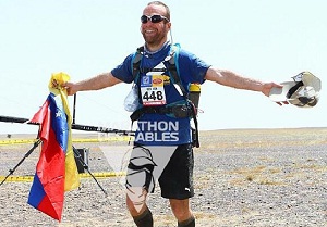 Ben Peresson y su bandera de Venezuela cruzaron la meta del maratón más extremo del mundo (fotos)