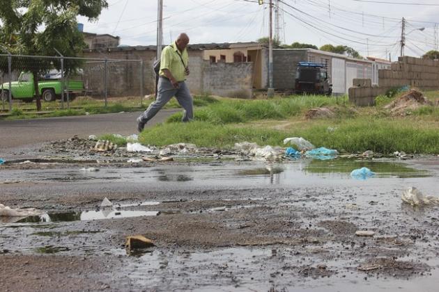 Habitantes de Nueva Chirica en San Félix viven entre aguas negras