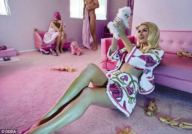 Paris Hilton se convierte en una Barbie muy traviesa (Fotos)