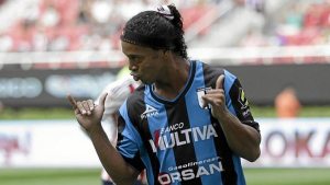 Ronaldinho no piensa en el retiro