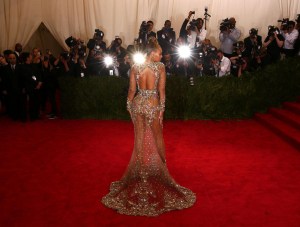 AY CHAMO, abusó: El vestido transparentísimo de Beyoncé en la #MetGala (FOTOS)