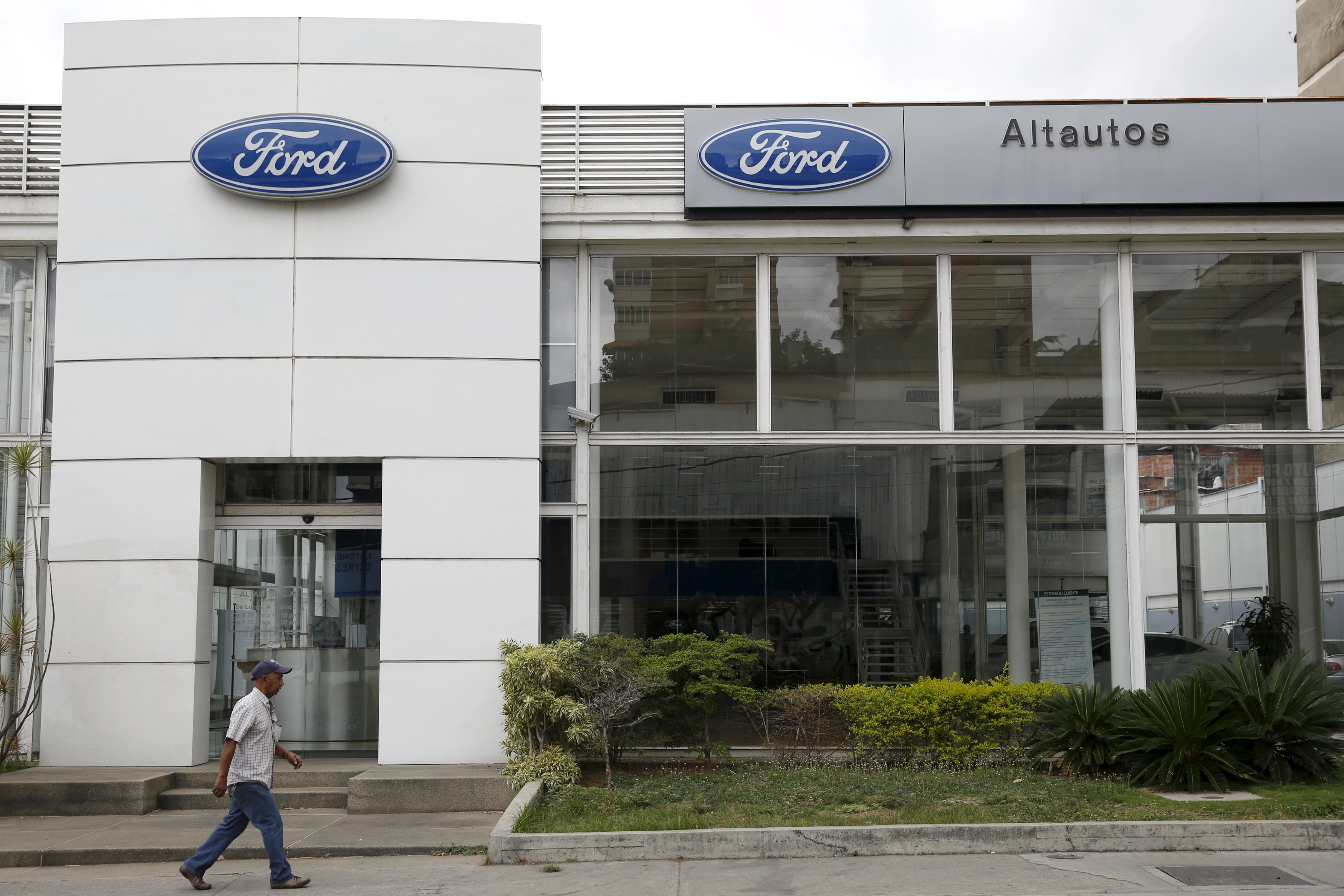 Ford cerraría sus puertas si no comercializa en dólares