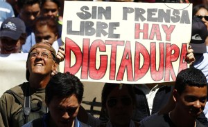 ¿Democracia, libertad de prensa?: 13 medios de comunicación cerrados en menos de dos años en Venezuela (Informe)