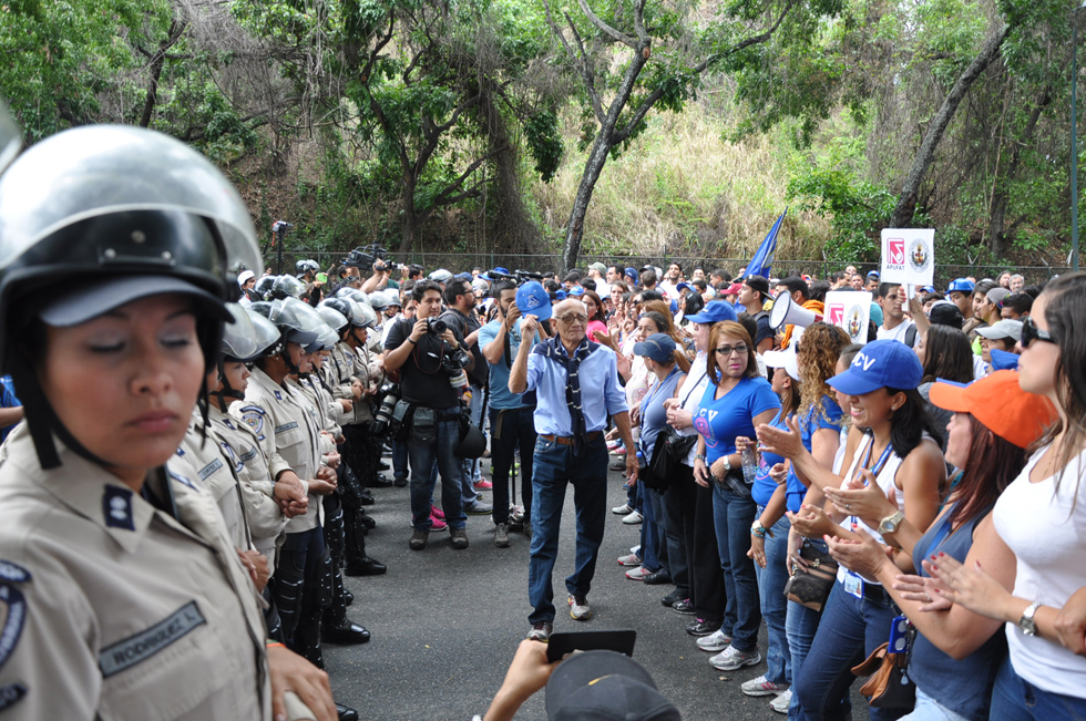 Jorge Rodríguez les impidió marchar; pero los universitarios igual protestaron (FOTOS)