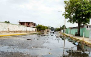 Bote de aguas negras mantiene en riesgo a vecinos de La Victoria en Maracaibo