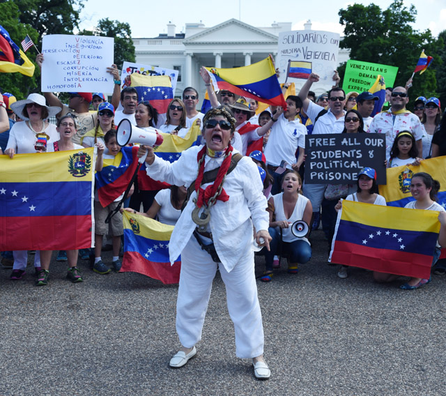 La protesta del #30MVamosTodos retumbó en la puerta de la Casa Blanca (FOTOS)