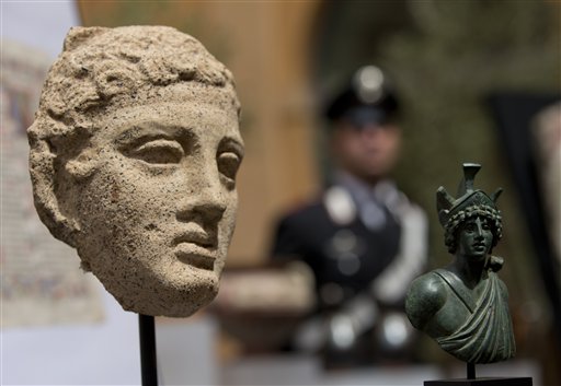 EEUU devuelve 25 artefactos saqueados a Italia