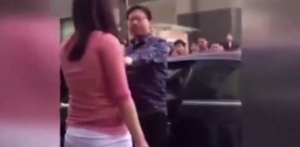 ¡Cuaima al ataque! Le destroza el carro a su esposo por infiel (Video)