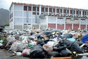 Estacionamiento de El Coliseo en Maracay se convirtió en basurero municipal