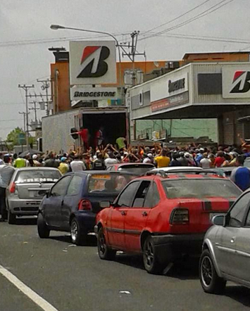 VERGÜENZA: Saquean un camión de cauchos que llegaba a un local (arrebatones y peleas)