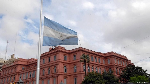 El juez estadounidense Thomas Griesa ordena a Argentina pagar 5.400 millones de dólares