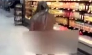 ¡WTF! Hombre se desnuda y se baña con leche en supermercado (Video)