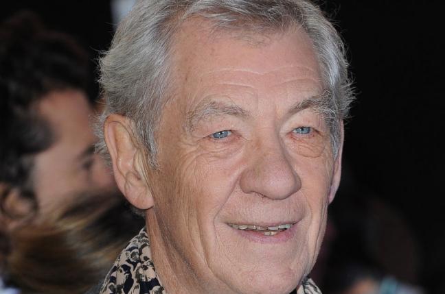 El actor Ian McKellen, de “El señor de los anillos”, sufrió una caída en teatro londinense