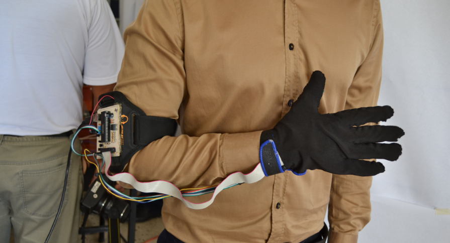 Estudiante de Unexpo diseña guante para controlar objetos a distancia