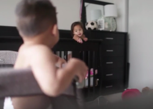 Una cámara escondida capturó la adorable vida secreta de dos bebés (Video)