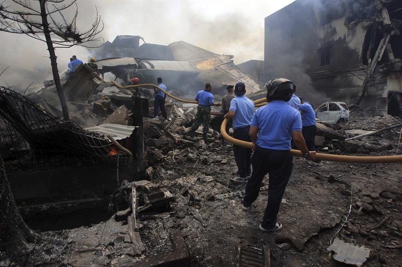Al menos 116 personas habrían muerto en accidente de avión militar en Indonesia (Fotos)