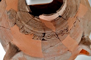 Encuentran rara inscripción bíblica en un jarrón de 3 mil años
