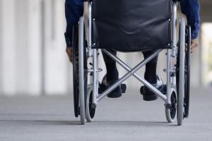 EN VIDEO: Mira lo que le hicieron a este hombre por estacionarse en un puesto para discapacitados