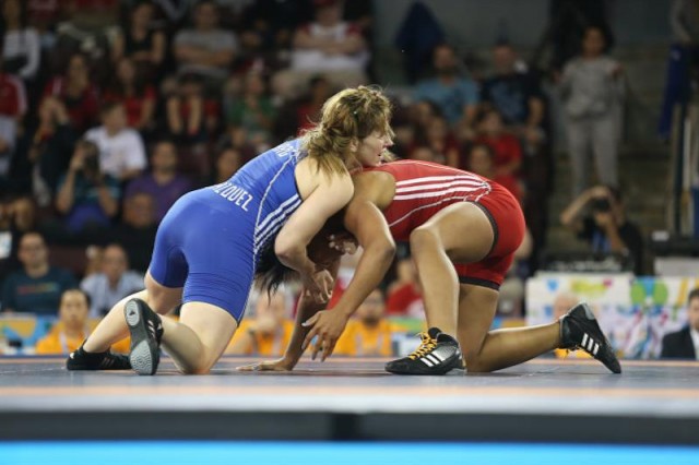 La luchadora cubana Judari Sanchez (rojo) y la Argentina Luz Vazquez (azul) durante el combate en categoría de 69 kilos por la medalla de bronce en los Juegos Panamericanos Toronto 2015. EFE/Néstor Ponce