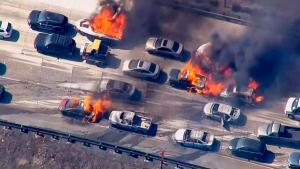 Incendio alcanzó una autopista en EEUU y quema una veintena de vehículos