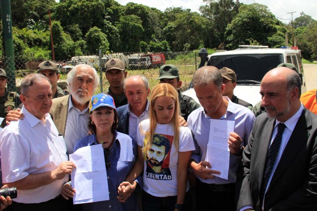 Mitzy de Ledezma con Senadores (2)