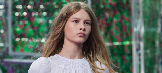 ¡POLÉMICA!… La nueva modelo de Dior, que desfiló una transparencia, y tiene 14 años de edad (FOTOS)