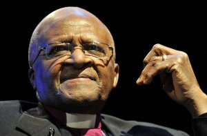 Desmond Tutu sale del hospital tras una semana de tratamiento