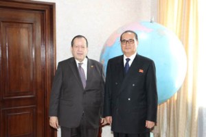 El embajador venezolano en China presenta credenciales ante Corea del Norte