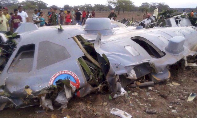 Restos de avión de avión de la Fuerza Aérea de Colombia cerca del pueblo de Codazzi, a unos 600 kilómetros al noreste de Bogotá, cerca de la frontera con Venezuela, 31 jul, 2015. Once personas murieron el viernes cuando un avión de transporte militar sufrió una falla en un motor y cayó a tierra en una región agrícolaganadera del norte de Colombia, informó la Fuerza Aérea. REUTERS/Fuerza Aérea de Colombia /Entregada vía Reuters  ESTA IMAGEN FUE PROVISTA POR UN TERCERO. REUTERS NO PUDO VERIFICAR DE FORMA INDEPENDIENTE SU AUTENTICIDAD, CONTENIDO, UBICACION O FECHA. NO USAR PARA VENTAS, NI ARCHIVOS. SOLO PARA USO EDITORIAL. NO USAR PARA COMERCIALIZACION O CAMPAÑAS DE PUBLICIDAD. IMAGEN SE DISTRIBUYE EXACTAMENTE COMO REUTERS LA RECIBIO, COMO UN SERVICIO A CLIENTES.