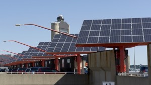 Usan paneles solares y basura como energía para aeropuertos y aviones