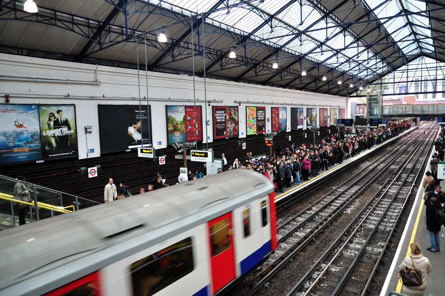 Agresor del metro de Londres tenía imágenes del Estado Islámico en su celular