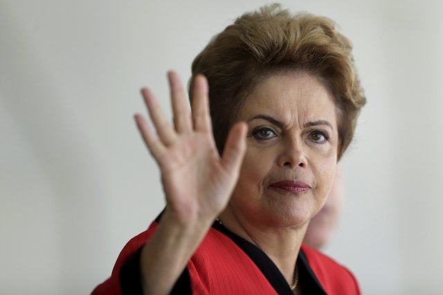 La presidenta de Brasil, Dilma Rousseff hace un gesto durante una cumbre de jefes de estado de MERCOSUR, en Brasilia, 17 de julio de 2015. El mayor partido político de Brasil seguirá apoyando por el momento a la impopular presidenta, Dilma Rousseff, a pesar de la dimisión de uno de sus líderes, aunque la situación podría cambiar si una esperada recesión genera agitación social, dijeron líderes de la formación. REUTERS/Ueslei Marcelino