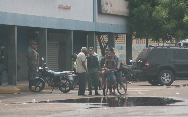  A tempranas horas de este domingo unas 1500 personas intentaron saquear el Centro 99, ubicado en el 18 de Octubre, al norte de Maracaibo.
