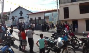 Vecinos impidieron la reubicación de reos en un polideportivo (VIDEO)