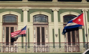 Exilio cubano en Miami critica ausencia de la disidencia en apertura de embajada