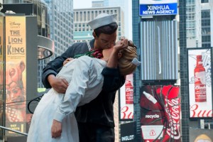 Cientos de parejas recrearon célebre beso de Times Square (Fotos)