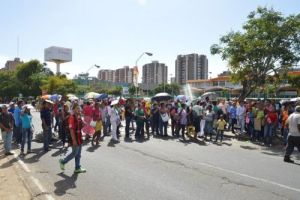 Consumidores hacen colas de hasta tres días para comprar comida en Guayana