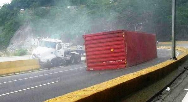 Reportan accidente en ARC sentido Caracas #15Ag (Fotos)