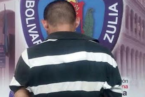 Lo arrestaron por presuntamente violar a sus dos hijas