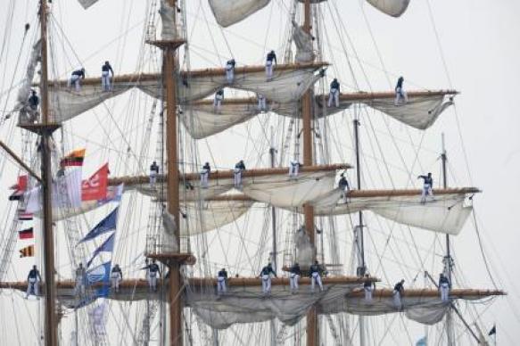 Foto: Los marineros están en el mástil del Guayas, un gran velero de Ecuador, durante el desfile de vela que marca el comienzo de la fiesta náutica Vela Amsterdam 2015, celebran cada cinco años, en Ámsterdam, 19 de agosto de 2015. REUTERS 