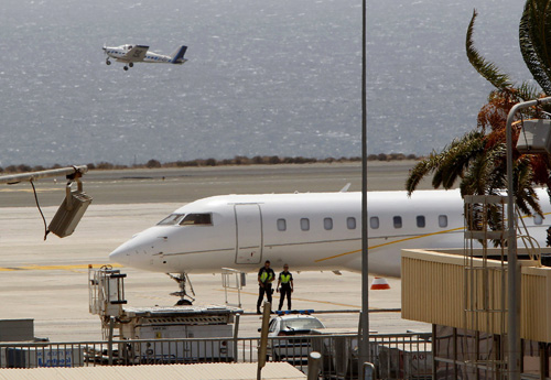 NAC61. TELDE (GRAN CANARIA), 13/08/2012-. Varios agentes junto al reactor privado que aterrizó este domingo en el aeropuerto de la isla de Gran Canaria, procedente de Venezuela, cuyo cargamento está siendo inspeccionado por la Policía española por sospechar que puede transportar droga. EFE/Elvira Urquijo A.